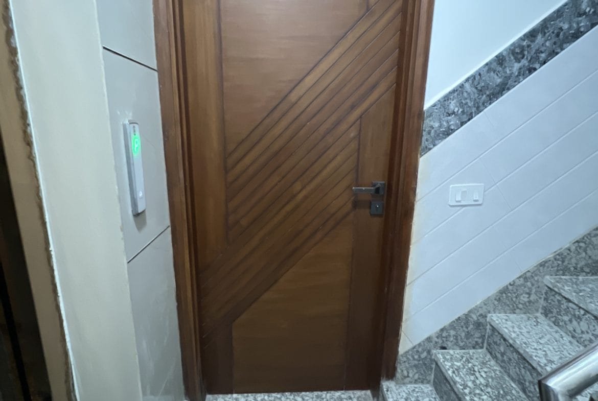 floor for sale in Pitampura