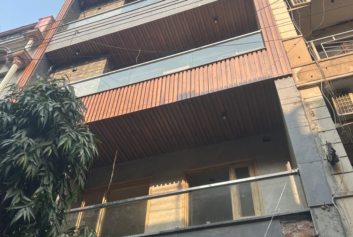floor for sale at cp block pitampura