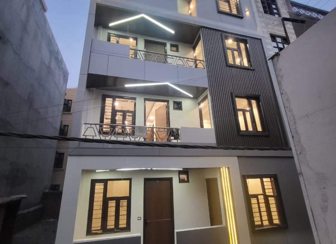 Floor for sale in Chander Vihar