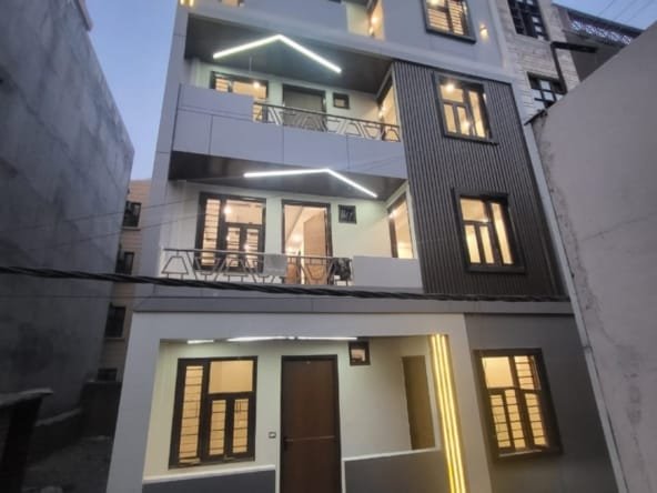 Floor for sale in Chander Vihar